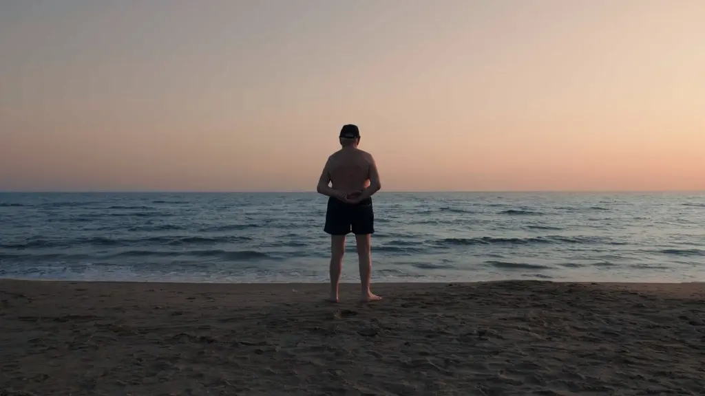 Il ragazzo con il libro sotto il braccio