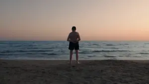 Il ragazzo con il libro sotto il braccio
